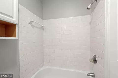 Bath - 1460 William St, Baltimore, MD 21230 photo 3 of 5