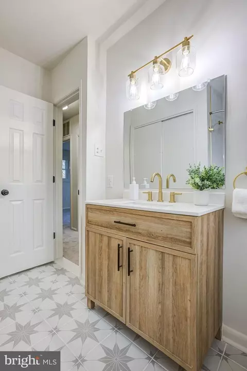 Bath - 3718 Keene Ave, Baltimore, MD 21206 photo 3 of 4