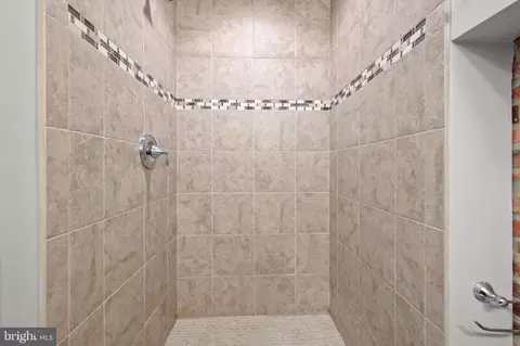 Bath - 914 S Decker Ave, Baltimore, MD 21224 photo 3 of 6
