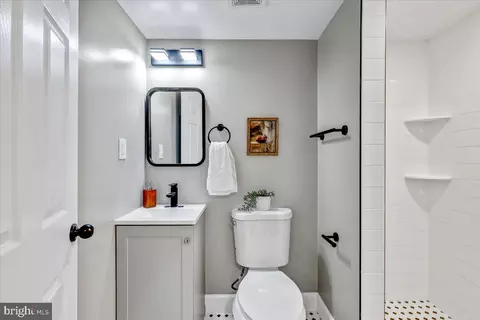 Bath - 2712 Erdman Ave, Baltimore, MD 21213 photo 2 of 3