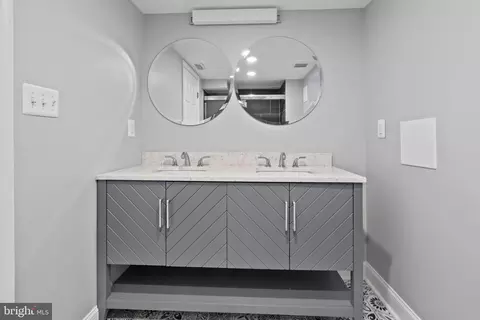 Bath - 5736 White Ave, Baltimore, MD 21206 photo 2 of 4