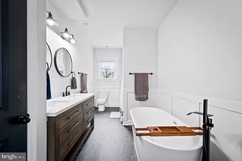 Bath - 2801 Grindon Ave, Baltimore, MD 21214 photo 3 of 6