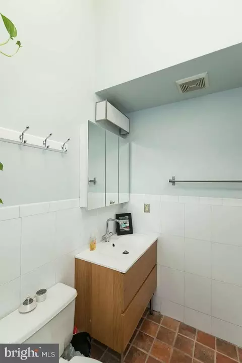 Bath - 5 E Hamburg St, Baltimore, MD 21230 photo 1 of 2