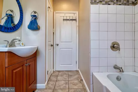 Bath - 5635 Anthony Ave, Baltimore, MD 21206 photo 3 of 9
