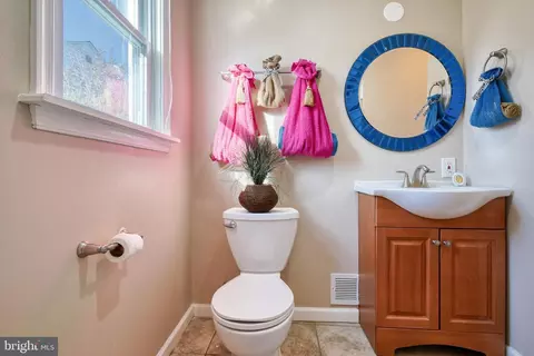 Bath - 5635 Anthony Ave, Baltimore, MD 21206 photo 5 of 9