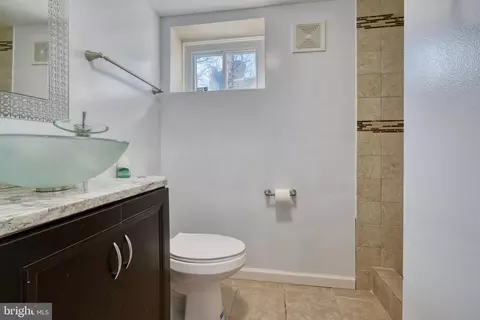 Bath - 5635 Anthony Ave, Baltimore, MD 21206 photo 6 of 9