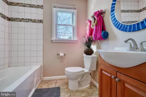Bath - 5635 Anthony Ave, Baltimore, MD 21206 photo 2 of 9