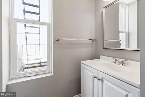 Bath - 1703 Guilford Ave, Baltimore, MD 21202 photo 2 of 8