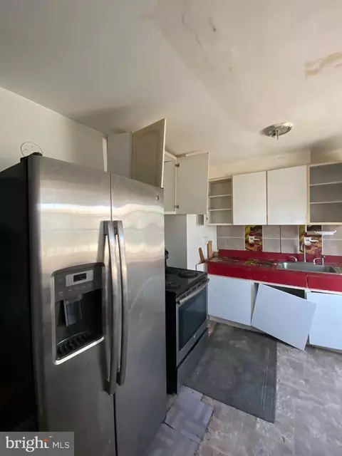Kitchen - 423 Roundview Rd, Brooklyn, MD 21225 photo 2 of 3