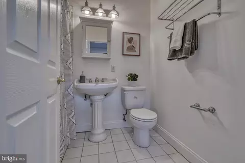 Bath - 1213 William St, Baltimore, MD 21230 photo 2 of 11