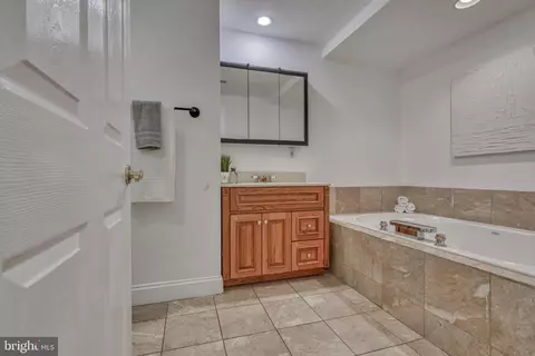 Bath - 1213 William St, Baltimore, MD 21230 photo 5 of 11
