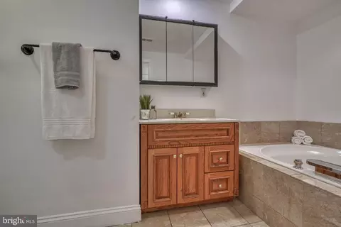 Bath - 1213 William St, Baltimore, MD 21230 photo 6 of 11