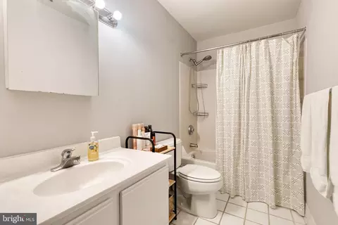 Bath - 2702 Lighthouse Pt E #525, Baltimore, MD 21224 photo 1 of 1