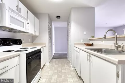 Kitchen - 2702 Lighthouse Pt E #525, Baltimore, MD 21224 photo 1 of 2
