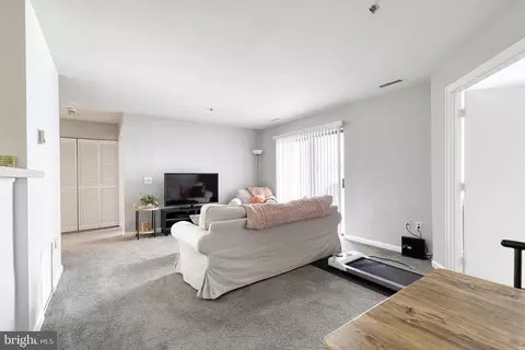 Living - 2702 Lighthouse Pt E #525, Baltimore, MD 21224 photo 3 of 4