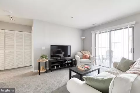 Living - 2702 Lighthouse Pt E #525, Baltimore, MD 21224 photo 2 of 4