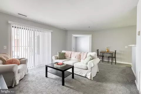 Living - 2702 Lighthouse Pt E #525, Baltimore, MD 21224 photo 4 of 4