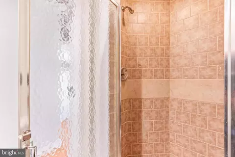 Bath - 2118 Fleet St, Baltimore, MD 21231 photo 4 of 7