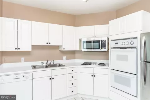 Kitchen - 100 Harborview Dr #1908, Baltimore, MD 21230 photo 5 of 7