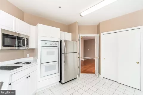 Kitchen - 100 Harborview Dr #1908, Baltimore, MD 21230 photo 4 of 7