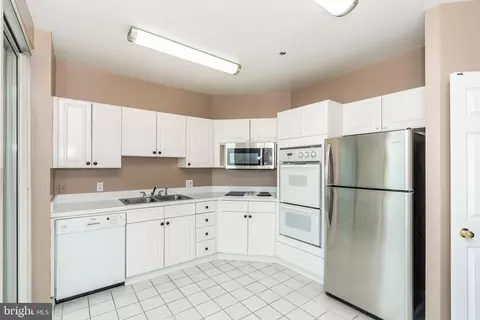 Kitchen - 100 Harborview Dr #1908, Baltimore, MD 21230 photo 3 of 7