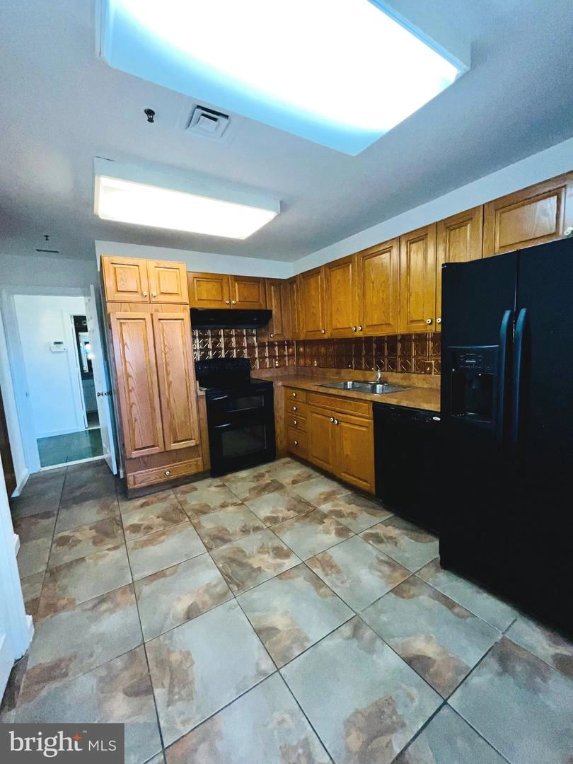 Kitchen - 10 E Lee St #707, Baltimore, MD 21202 photo 2 of 2