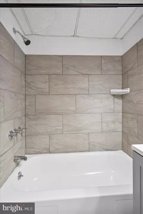 Bath - 2611 E Hoffman St, Baltimore, MD 21213 photo 2 of 4