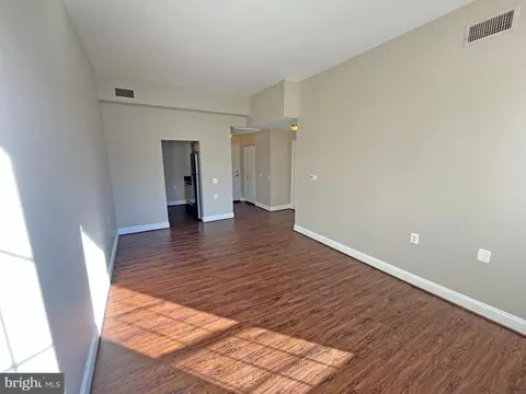 Living - 1011 Hunter St #G-2, Baltimore, MD 21202 photo 3 of 4