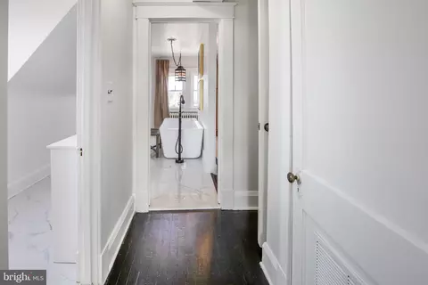 Entry Way - 4134 Edmondson Ave, Baltimore, MD 21229 photo 16 of 18