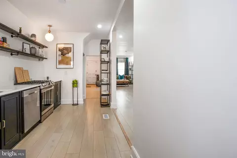 Entry Way - 4134 Edmondson Ave, Baltimore, MD 21229 photo 7 of 18