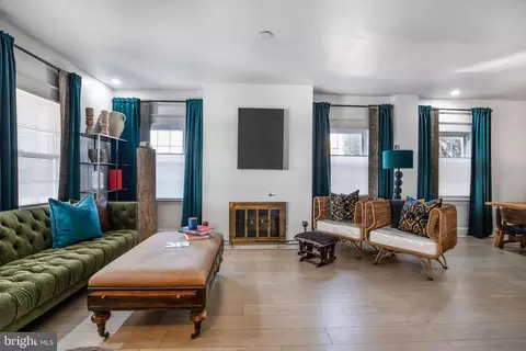 Living - 4134 Edmondson Ave, Baltimore, MD 21229 photo 2 of 9