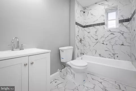 Entry Way - 1600 E Oliver St, Baltimore, MD 21213 photo 5 of 7