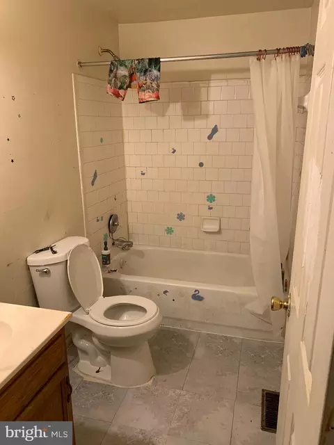 Bath - 941 N Mount St N, Baltimore, MD 21217 photo 1 of 3