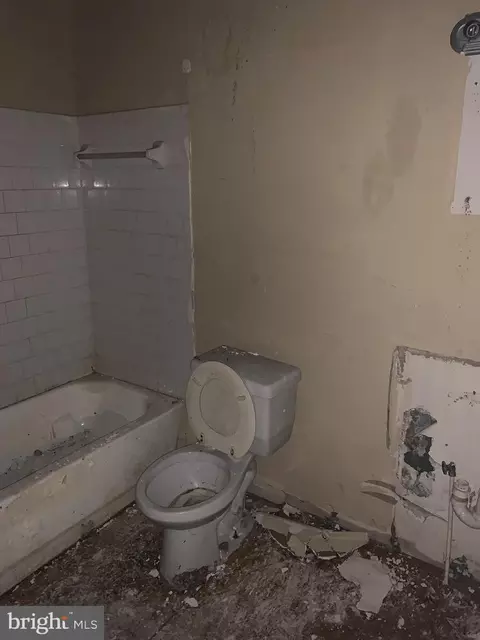 Bath - 941 N Mount St N, Baltimore, MD 21217 photo 2 of 3