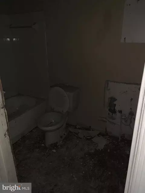 Bath - 941 N Mount St N, Baltimore, MD 21217 photo 3 of 3