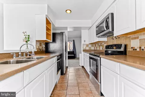 Kitchen - 4303 Davis Ave, Baltimore, MD 21229 photo 5 of 6