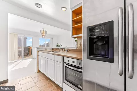 Kitchen - 4303 Davis Ave, Baltimore, MD 21229 photo 2 of 6