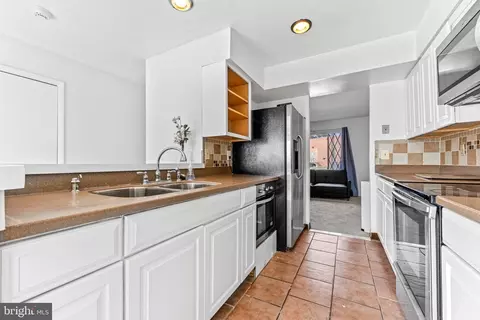 Kitchen - 4303 Davis Ave, Baltimore, MD 21229 photo 4 of 6