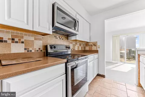 Kitchen - 4303 Davis Ave, Baltimore, MD 21229 photo 3 of 6
