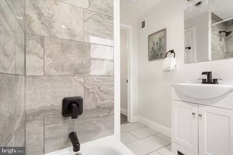 Bath - 908 Lenton Ave, Baltimore, MD 21212 photo 1 of 6
