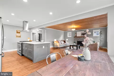 Dining - 4629 Briarclift Rd, Baltimore, MD 21229 photo 2 of 2