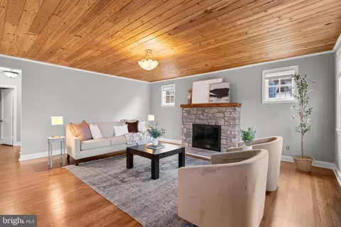 Living - 4629 Briarclift Rd, Baltimore, MD 21229 photo 3 of 8