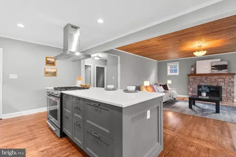 Kitchen - 4629 Briarclift Rd, Baltimore, MD 21229 photo 3 of 7