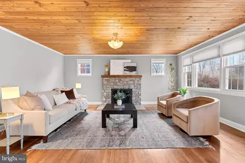 Living - 4629 Briarclift Rd, Baltimore, MD 21229 photo 4 of 8