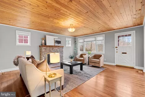 Living - 4629 Briarclift Rd, Baltimore, MD 21229 photo 2 of 8