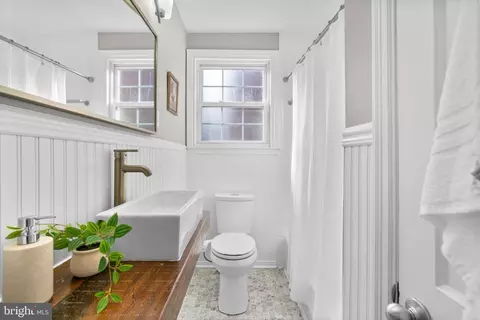 Bath - 4629 Briarclift Rd, Baltimore, MD 21229 photo 1 of 6