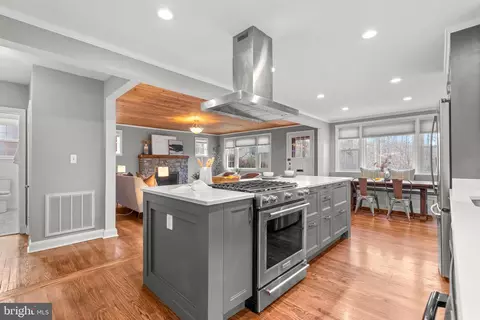 Kitchen - 4629 Briarclift Rd, Baltimore, MD 21229 photo 7 of 7