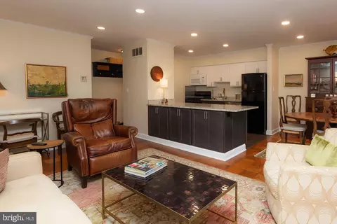 Living - 21 Hamill Rd #21B, Baltimore, MD 21210 photo 5 of 5