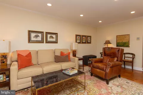 Living - 21 Hamill Rd #21B, Baltimore, MD 21210 photo 3 of 5