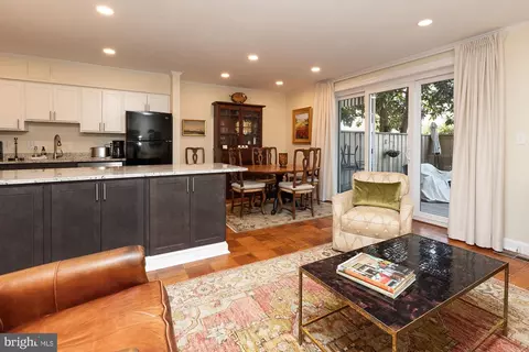 Living - 21 Hamill Rd #21B, Baltimore, MD 21210 photo 4 of 5
